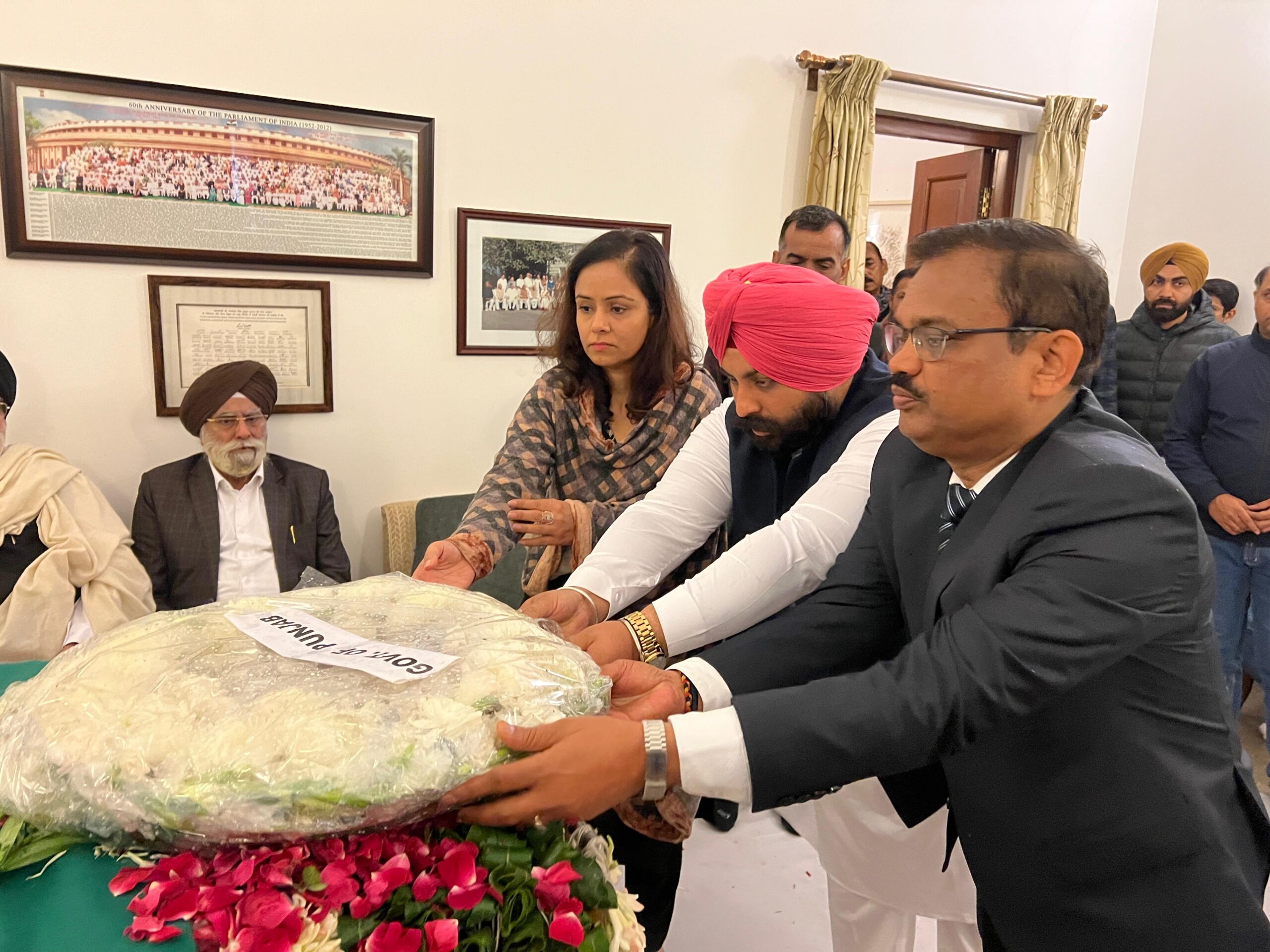 ਪੰਜਾਬ ਸਰਕਾਰ ਵੱਲੋਂ ਹਰਜੋਤ ਸਿੰਘ ਬੈਂਸ ਅਤੇ ਕੇ.ਏ.ਪੀ.ਸਿਨਹਾ ਵਲੋਂ ਮਨਮੋਹਨ ਸਿੰਘ ਨੂੰ  ਸ਼ਰਧਾਂਜਲੀ ਭੇਟ