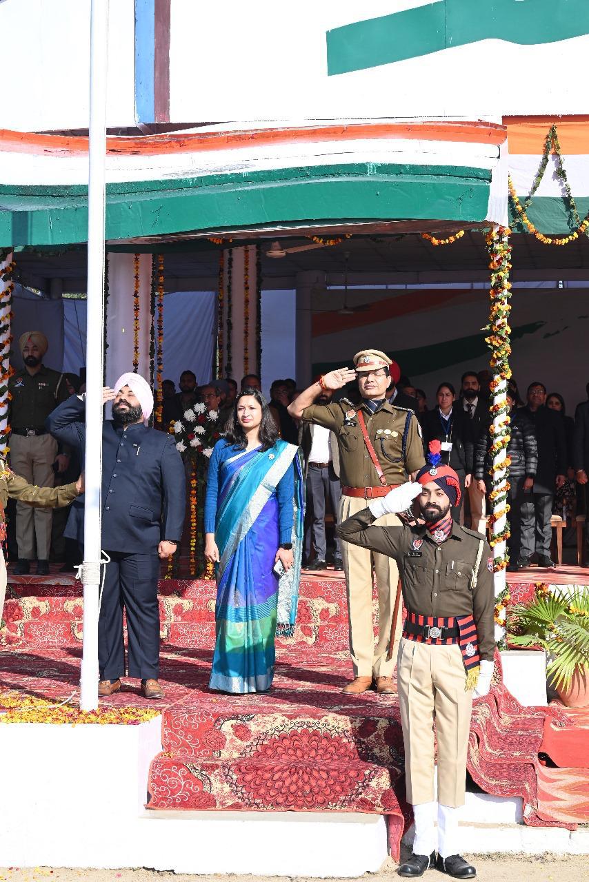 76ਵਾਂ ਗਣਤੰਤਰ ਦਿਵਸ: ਕੈਬਨਿਟ ਮੰਤਰੀ ਹਰਜੋਤ ਸਿੰਘ ਬੈਂਸ ਨੇ ਲਹਿਰਾਇਆ ਤਿਰੰਗਾ