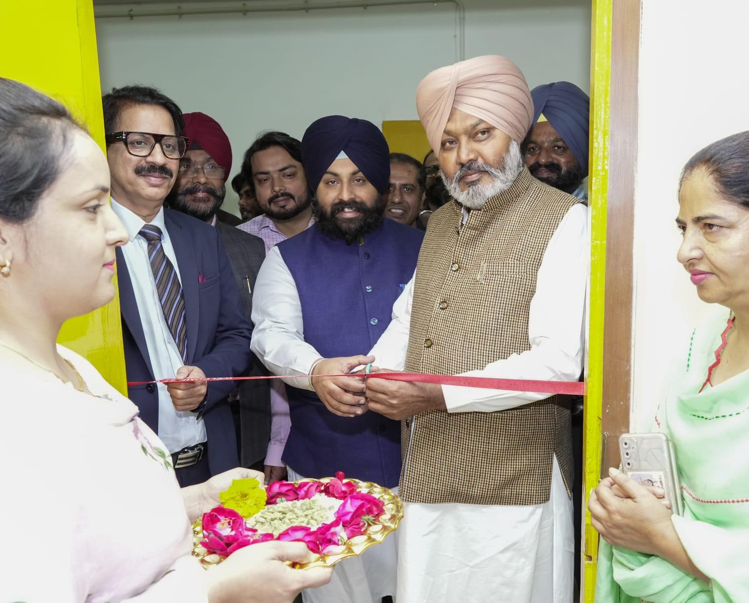 ਵਿੱਤ ਮੰਤਰੀ ਚੀਮਾ ਅਤੇ ਸੂਚਨਾ ਤੇ ਲੋਕ ਸੰਪਰਕ ਮੰਤਰੀ ਬੈਂਸ ਵੱਲੋਂ ਪੱਤਰਕਾਰਾਂ ਨੂੰ ਬਿਹਤਰ ਕੰਮਕਾਜੀ ਮਾਹੌਲ ਪ੍ਰਦਾਨ ਕਰਨ ਲਈ ਅਤਿ-ਆਧੁਨਿਕ ਪ੍ਰੈੱਸ ਲੌਂਜ ਦਾ ਉਦਘਾਟਨ