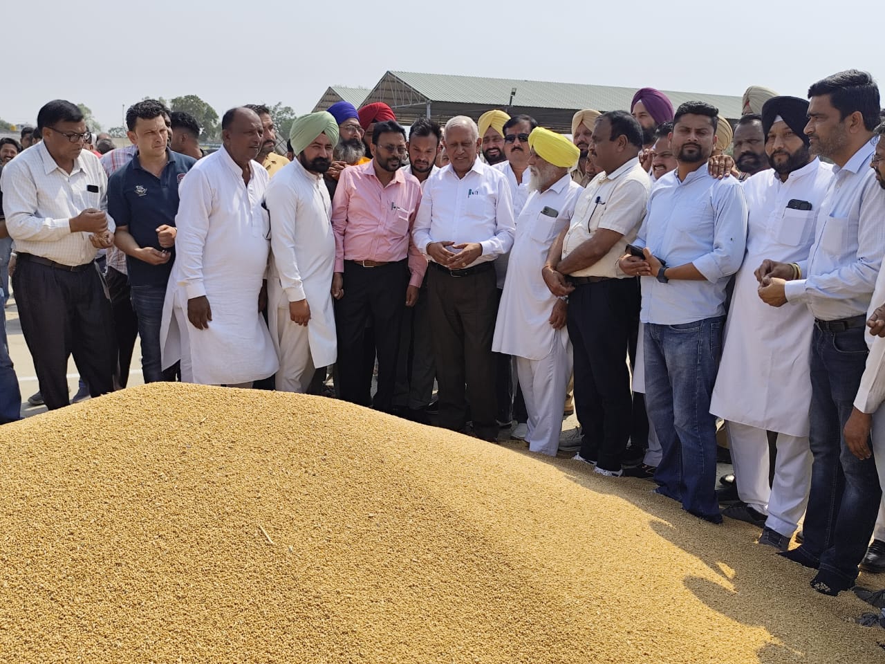 ਕੈਬਨਿਟ ਮੰਤਰੀ ਬਰਿੰਦਰ ਕੁਮਾਰ ਗੋਇਲ ਨੇ ਮੂਨਕ ਅਤੇ ਖਨੌਰੀ ਅਨਾਜ ਮੰਡੀਆਂ ਵਿੱਚ ਕਣਕ ਦੀ ਸਰਕਾਰੀ ਖਰੀਦ ਸ਼ੁਰੂ ਕਰਵਾਈ