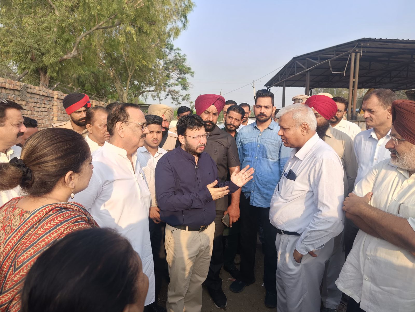 ਡਾ. ਰਵਜੋਤ ਸਿੰਘ ਵੱਲੋਂ ਸਵੇਰੇ-ਸਵੇਰੇ ਅਬੋਹਰ ਦਾ ਅਚਾਨਕ ਦੌਰਾ; ਸ਼ਹਿਰ ਦੇ ਵੱਖ-ਵੱਖ ਇਲਾਕਿਆਂ ਵਿੱਚ ਪਹੁੰਚ ਕੇ ਲੋਕਾਂ ਨਾਲ ਨਗਰ ਨਿਗਮ ਸੇਵਾਵਾਂ ਸੰਬੰਧੀ ਕੀਤਾ ਸਿੱਧਾ ਰਾਬਤਾ