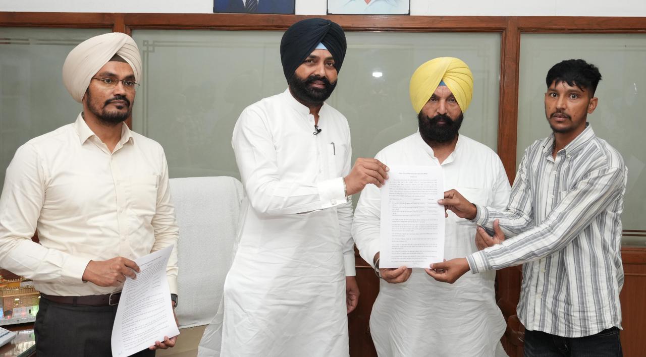 ਲਾਲਜੀਤ ਸਿੰਘ ਭੁੱਲਰ ਨੇ 12 ਨਵ-ਨਿਯੁਕਤ ਜੇਲ੍ਹ ਮੁਲਾਜ਼ਮਾਂ ਨੂੰ ਨਿਯੁਕਤੀ ਪੱਤਰ ਸੌਂਪੇ