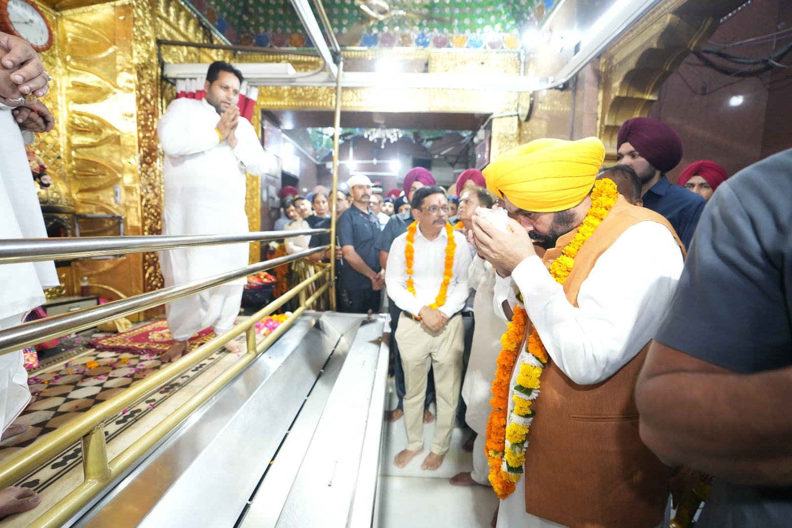 ਸ੍ਰੀ ਕਾਲੀ ਮਾਤਾ ਮੰਦਿਰ ਵਿੱਚ ਨਤਮਸਤਕ ਹੋਏ ਮੁੱਖ ਮੰਤਰੀ