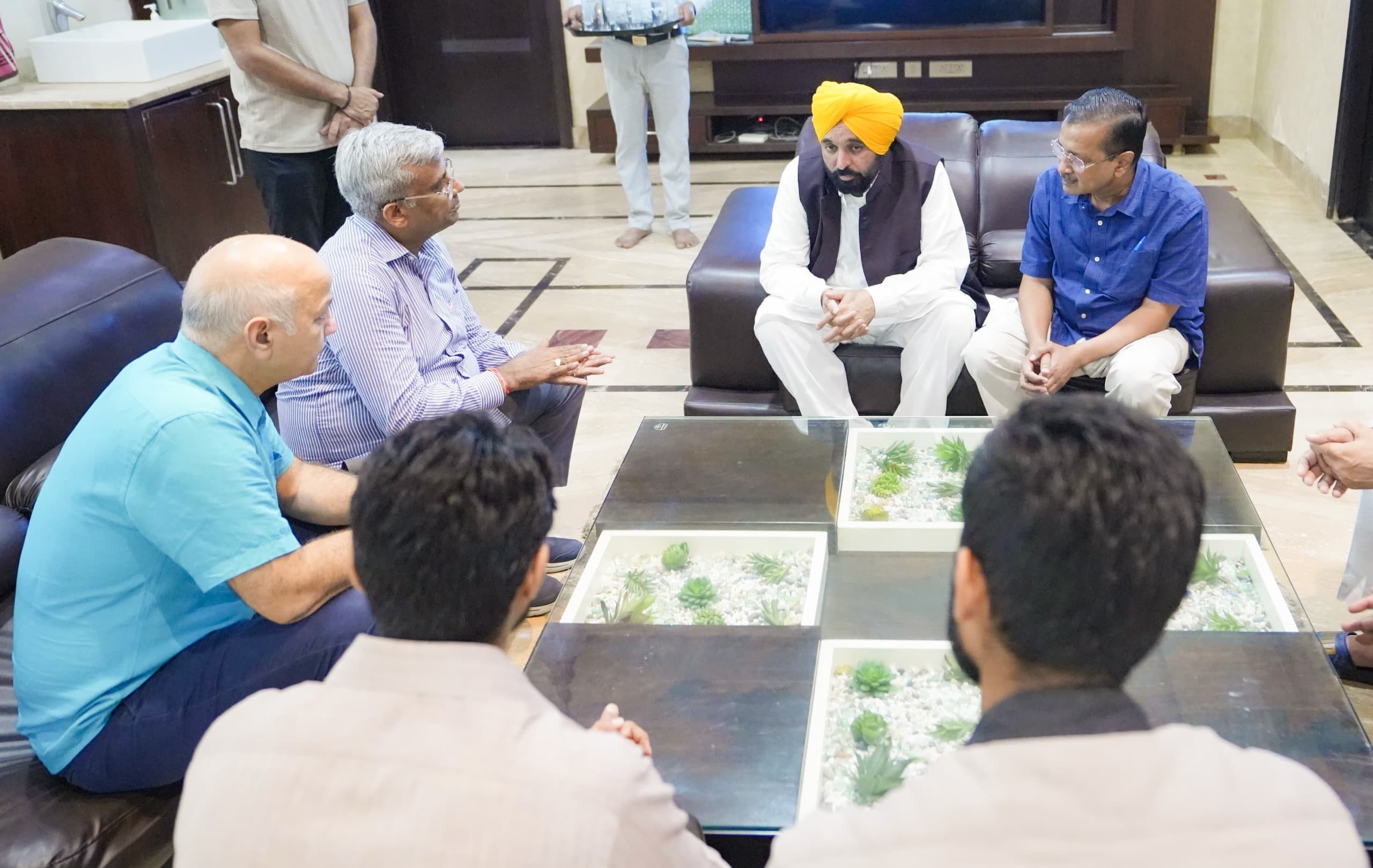 *ਭਗਵੰਤ ਸਿੰਘ ਮਾਨ ਅਤੇ ਅਰਵਿੰਦ ਕੇਜਰੀਵਾਲ ਨੇ ਸਵਰਗੀ ਸੰਜੇ ਵਰਮਾ ਦੇ ਪਰਿਵਾਰ ਨਾਲ ਦੁੱਖ ਸਾਂਝਾ ਕੀਤਾ*