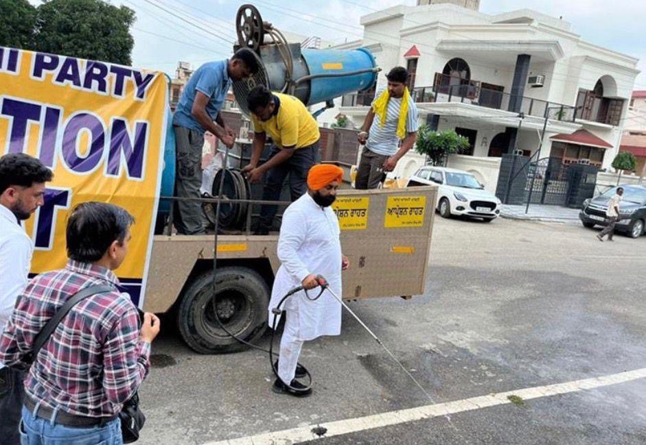 ਗਲੀ-ਗਲੀ ਤੱਕ ਪਹੁੰਚਿਆ ਸੈਨੀਟਾਈਜ਼ੇਸ਼ਨ ਅਭਿਆਨ, ਸਿੱਖਿਆ ਮੰਤਰੀ ਹਰਜੋਤ ਸਿੰਘ ਬੈਂਸ ਨੇ ਖੁਦ ਸੰਭਾਲੀ ਕਮਾਨ