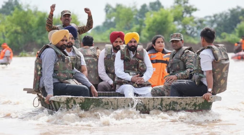 ਮੁੱਖ ਮੰਤਰੀ ਖੜ੍ਹੇ ਹੜ੍ਹ ਪੀੜਤਾਂ ਨਾਲ : ਪੰਜਾਬ ਸਰਕਾਰ ਨੇ ਕਾਇਮ ਕੀਤੀ ਲੋਕਤੰਤਰ ਦੀ ਸੱਚੀ ਮਿਸਾਲ*