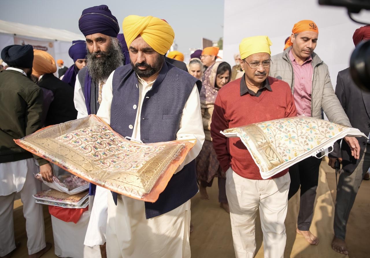 ਭਗਵੰਤ ਮਾਨ ਅਤੇ ਅਰਵਿੰਦ ਕੇਜਰੀਵਾਲ ਨੇ ਸੰਗਤ ਵਿੱਚ ਸ਼ਾਮਲ ਹੋ ਕੇ ਸੂਬੇ ਦੀ ਤਰੱਕੀ ਅਤੇ ਪੰਜਾਬੀਆਂ ਦੀ ਖ਼ੁਸ਼ਹਾਲੀ ਲਈ ਕੀਤੀ ਅਰਦਾਸ