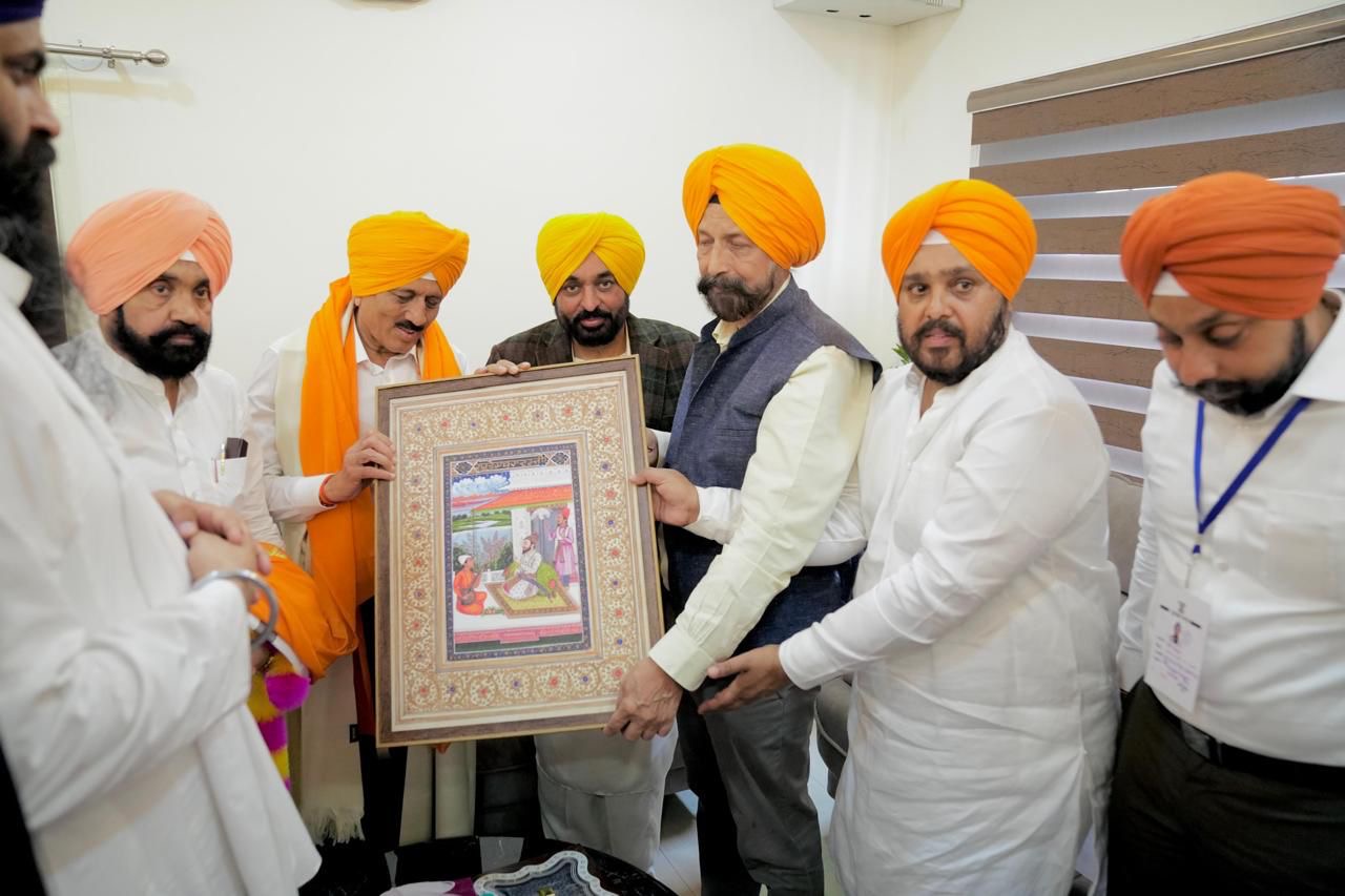 ਪੰਜਾਬ ਦੇ ਮੁੱਖ ਮੰਤਰੀ ਭਗਵੰਤ ਸਿੰਘ ਮਾਨ ਨੇ ਸ੍ਰੀ ਨਾਂਦੇੜ ਸਾਹਿਬ ਵਿਖੇ ਮੱਥਾ ਟੇਕਿਆ; ਕਿਹਾ, ਪੰਜਾਬ ਸਰਕਾਰ ਨਾਂਦੇੜ ਸਾਹਿਬ ਨੂੰ ਪਵਿੱਤਰ ਸ਼ਹਿਰ ਦਾ ਦਰਜਾ ਦੇਣ ਦੀ ਮੰਗ ਮਹਾਰਾਸ਼ਟਰ ਸਰਕਾਰ ਕੋਲ ਉਠਾਏਗੀ