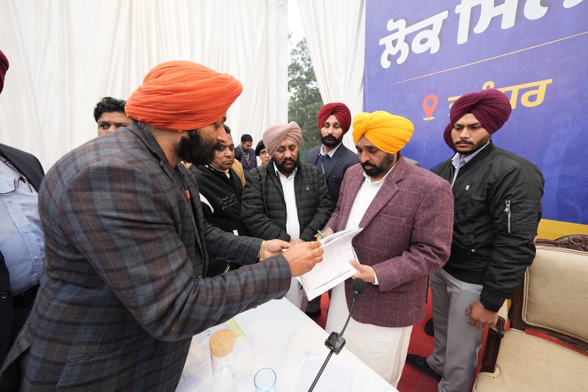 ਕੜਾਕੇ ਦੀ ਠੰਢ ਦੇ ਬਾਵਜੂਦ ਮੁੱਖ ਮੰਤਰੀ ਭਗਵੰਤ ਸਿੰਘ ਮਾਨ ਵੱਲੋਂ ਜਲੰਧਰ ਵਿੱਚ ਲੋਕ ਮਿਲਣੀ, ਕਿਹਾl ਲੋਕ ਮਿਲਣੀਆਂ ਪੰਜਾਬ ਦੇ ਵਿਕਾਸ ਨੂੰ ਤੇਜ਼ ਕਰਨ ਲਈ ਪ੍ਰੇਰਕ ਦਾ ਕੰਮ ਕਰਨਗੀਆਂ