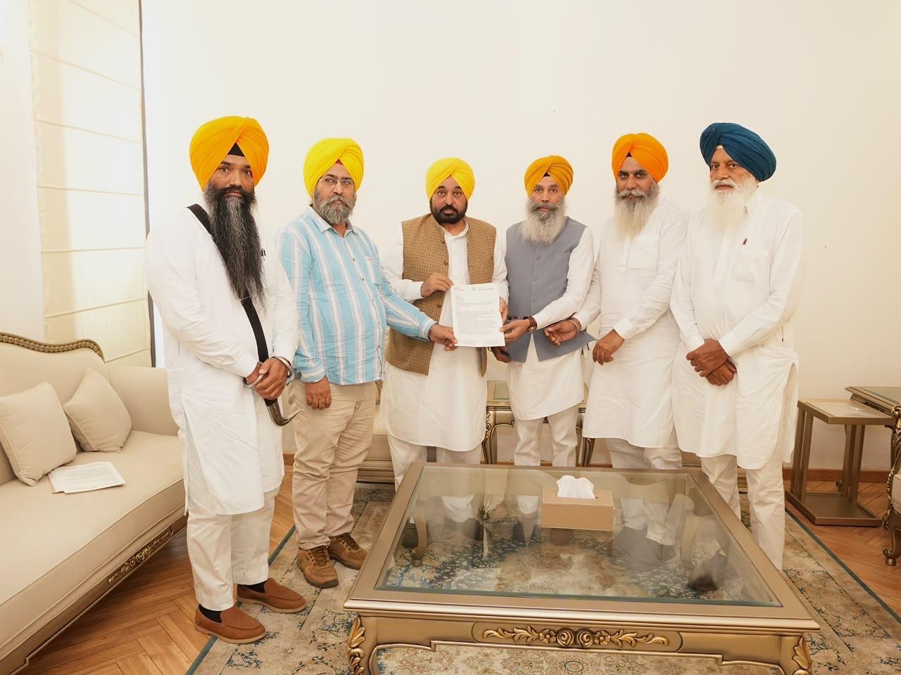 ਐਸ.ਆਈ.ਟੀ. ਜਾਂਚ ਦੀ ਮੰਗ ਨੂੰ ਲੈ ਕੇ ਸ਼੍ਰੋਮਣੀ ਅਕਾਲੀ ਦਲ (ਪੁਨਰ ਸੁਰਜੀਤ) ਦੇ ਵਫ਼ਦ ਨੇ ਮੁੱਖ ਮੰਤਰੀ ਭਗਵੰਤ ਸਿੰਘ ਮਾਨ ਨਾਲ ਕੀਤੀ ਮੁਲਾਕਾਤ